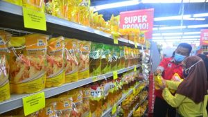 Viral Beli Minyak Goreng Pakai Bukti Vaksin, Satgas Minta Tak Persulit