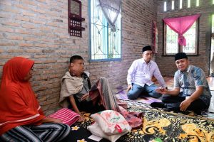 Bupati dan Ketua DPRD Batu Bara Kunjungi Warga Penderita Kanker Leher