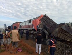 Tabrak Kereta Api, Dump Truk Ringsek Supir Melarikan Diri
