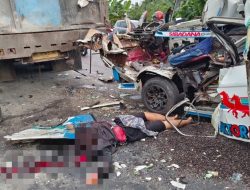 Minibus L300 Sosor Truk Berhenti, 2 Tewas 6 Luka