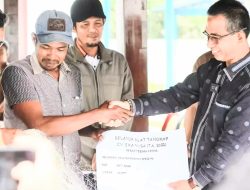 Disambut Senyum Tawa Nelayan Batu Bara, Hadian Serahkan 260 Utas Jaring Gillnet