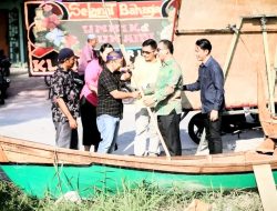 Serahkan Bantuan 6 Sampan Mesin Dari Diskanla Sumut, UHa Minta Nelayan Kreatif dan Inovatif