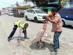 Sering Jadi Sumber Kemacetan, Sat Lantas Polres Batu Bara Timbun Jalan Berlubang di Perlintasan KA