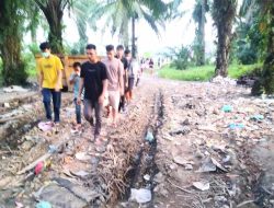 Jadi Tempat Pembuangan Sampah Jalan Menuju Pemakaman Kristen Lima Puluh Tebarkan Aroma Busuk