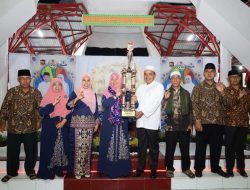 Sekretaris Daerah (Sekda) Nurmalini Marpaung beserta unsur Forkopimda menekan tombol sirine sebagai tanda ditutupnya Musabaqah Tilawatil Qur’an (MTQ) ke-55 tingkat kota Tanjungbalai tahun 2023.