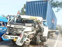 Tabrak Bokong Tanki Molen, Pengemudi dan Penumpang Truk Container Luka Luka 