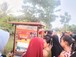 Gerobak Sate Berstiker BAHAGIA Dapat Rezeki Nomplok Dari Baharuddin, Emak-Emak Dapat Sate Gratis