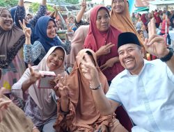 Sambangi Desa Guntung, Ratusan Emak-Emak Antusias Sambut Paslon Nomor 2 Baharuddin-Syafrizal
