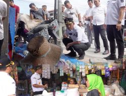 Wali Kota dan Wakil Wali Kota Tanjungbalai Monitoring Aktivitas Pedagang dan Pembeli di Pasar Veteran Sekaligus Rencana Normalisasi Sekitar Sungai Silo