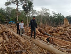 Penuh Resiko Seberangi Sungai arus Deras, Relawan RIE Batu Bara sampai di Desa Sekumur yang Hancur akibat Banjir