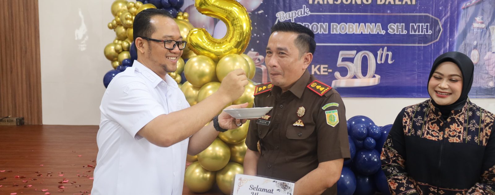 Wakil Wali Kota Bersama Forkopimda Beri Kejutan HUT Ke-50 Kajari Tanjungbalai, Bobon Robiana