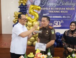 Wakil Wali Kota Bersama Forkopimda Beri Kejutan HUT Ke-50 Kajari Tanjungbalai, Bobon Robiana