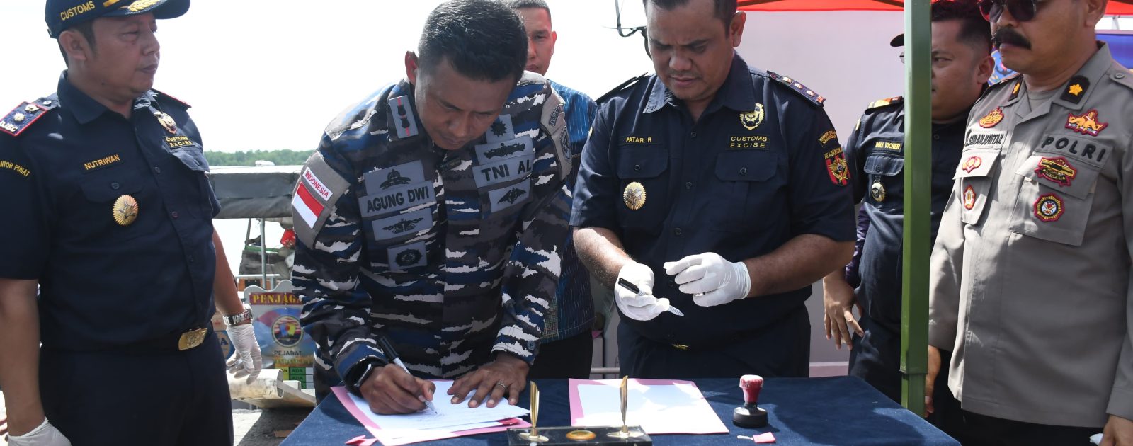 TNI AL dan Bea Cukai Gagalkan Penyelundupan 400 Ballpress dari Malaysia di Perairan Batu Bara