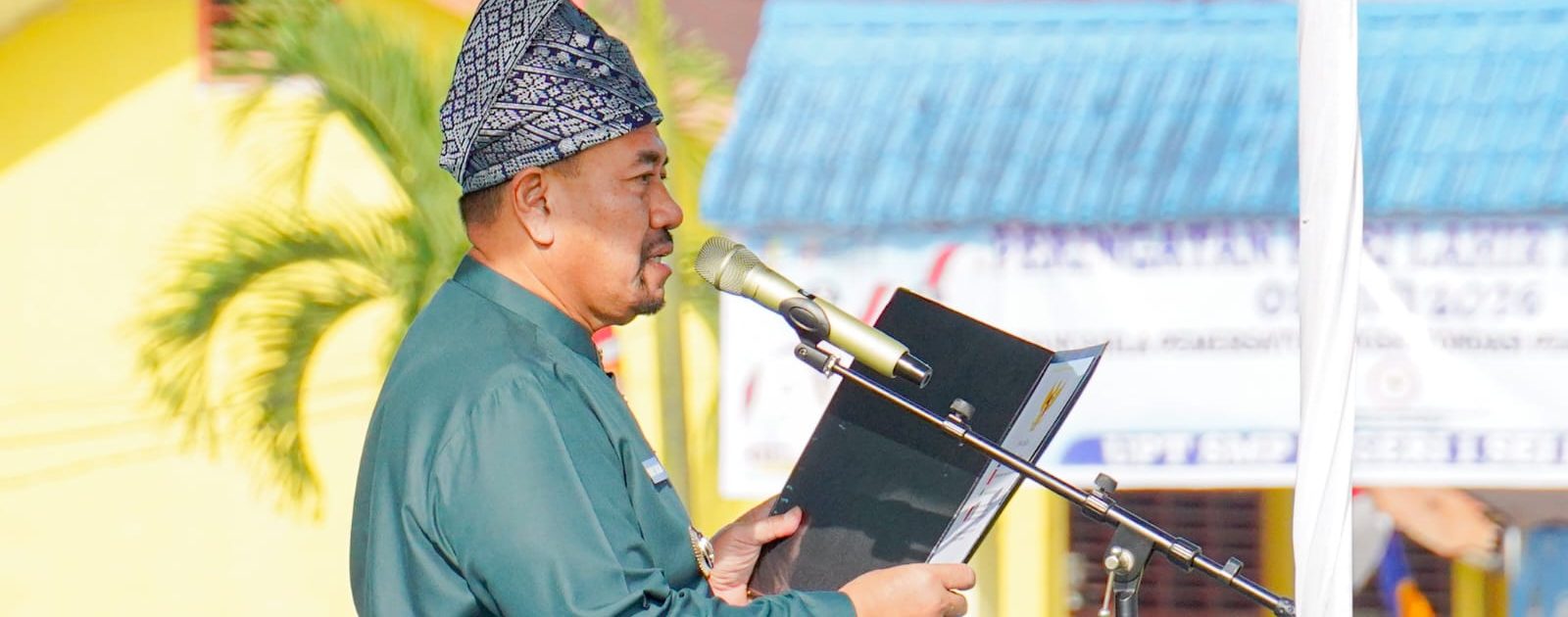 Bupati Batu Bara Pimpin Upacara Hari Lahir Pancasila 2026, Serahkan 1.000 Bendera Merah Putih