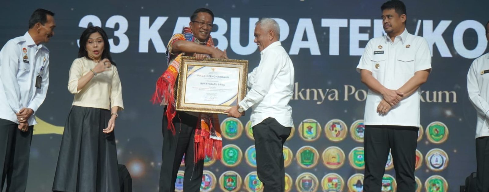 Bupati Baharuddin Siagian Terima Penghargaan Kementerian Hukum RI atas Pembentukan Posbankum di 151 Desa/Kelurahan